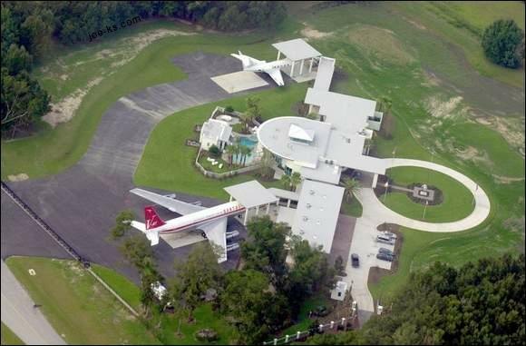 john-travolta-s-driveway-is-a-private-airport-literally-star-map-los