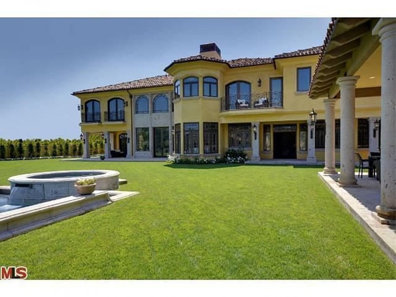 kimye_backyard_exterior