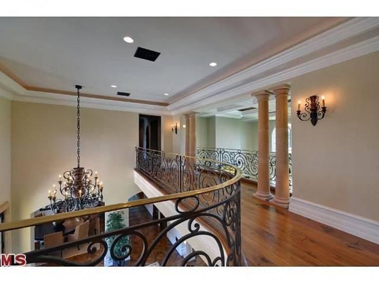kimye_hall_landing