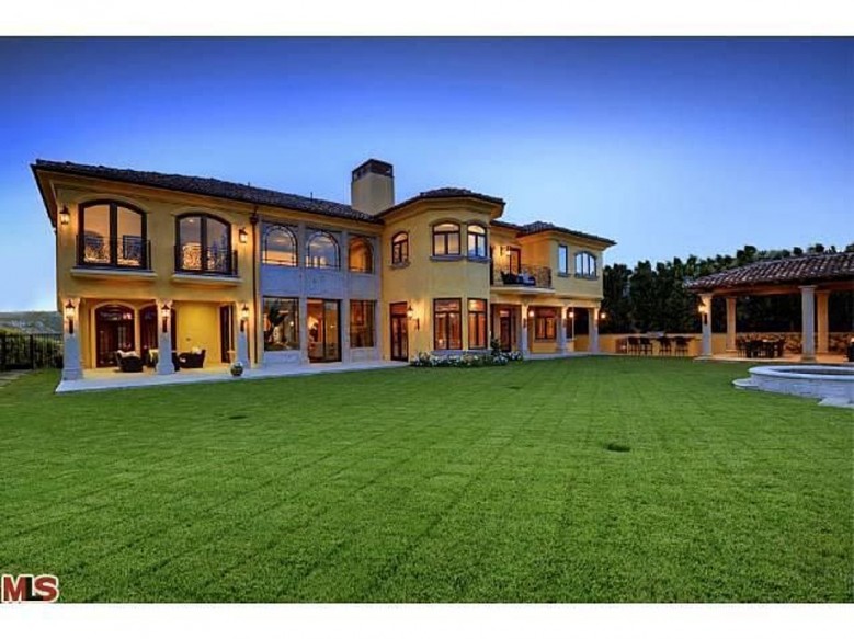 kimye_lawn_2