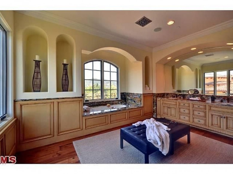 kimye_master_bath