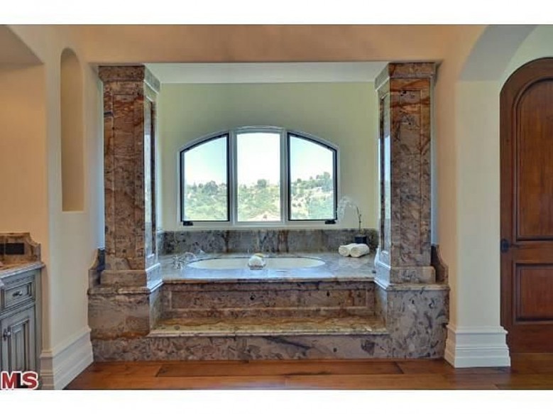 kimye_suite_tub